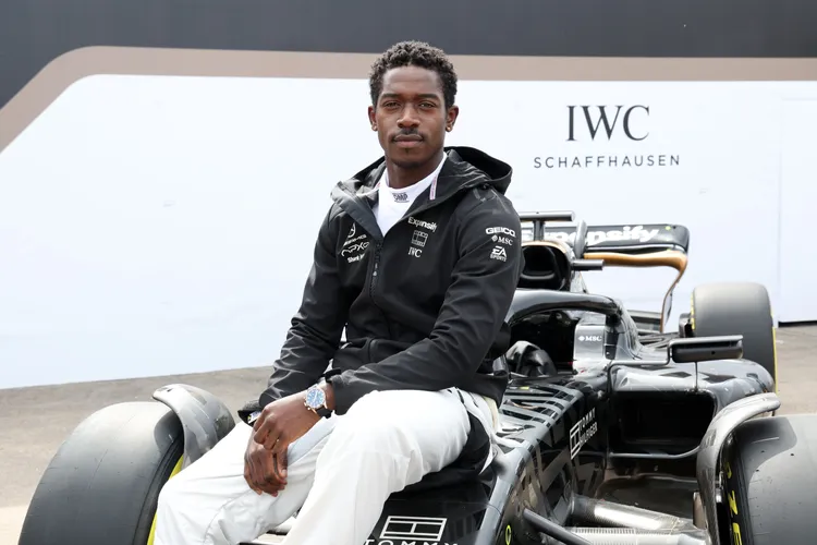 IWC與好萊塢動作鉅作《F1》合作，化身電影中車隊APXGP的贊助商，飾演新秀車手Joshua Pearce的Damson Idris在電影中戴上品牌腕錶。品牌提供