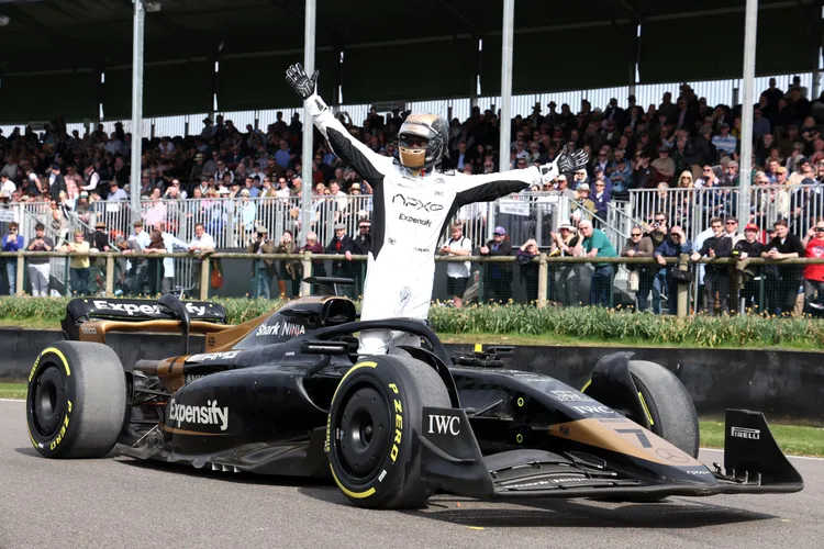 IWC與好萊塢動作鉅作《F1》合作，化身電影中車隊APXGP的贊助商。品牌提供