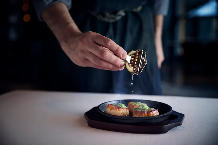 The Oak Door餐廳的招牌經典「鐵板北海道干貝」。台北君悅酒店提供