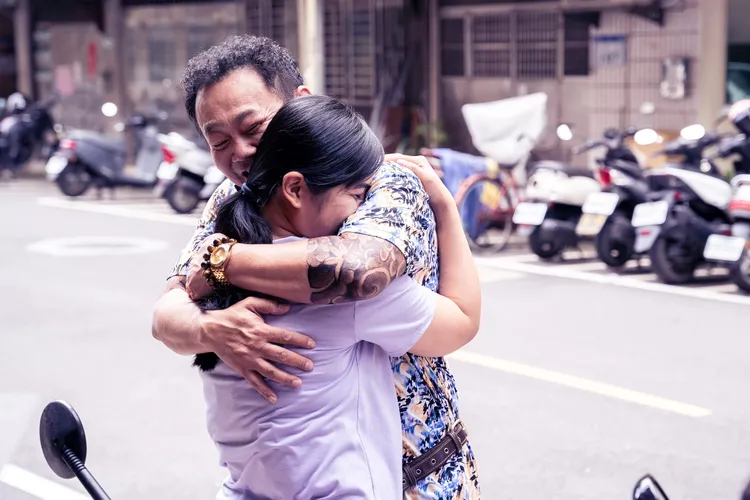 鄭志偉與早餐店的小幫手互動親密、眉來眼去。逆光電影提供