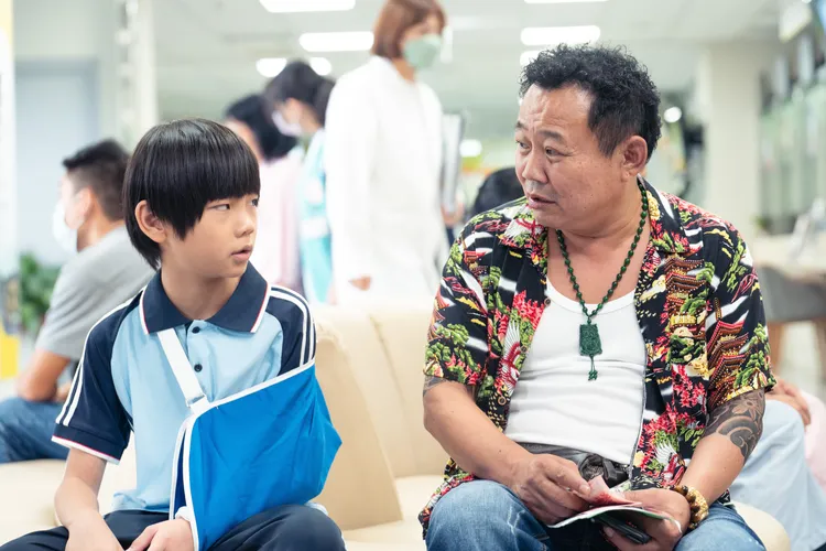 鄭志偉為兄弟兩肋插刀，義無反顧地領養亡友遺孤。逆光電影提供