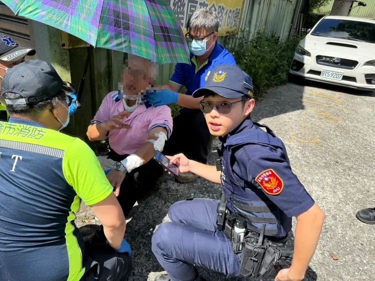 警消獲報後立刻趕往現場，並協助受傷的鄭男送醫。翻攝照片