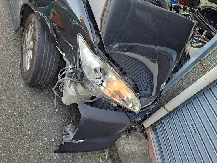 車子不明原因衝撞民宅，車頭及民宅都受損。民眾提供