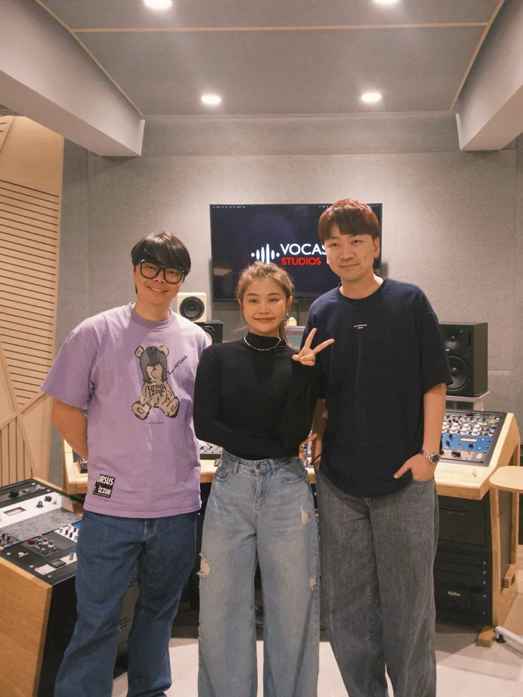 張簡君偉（左起）飛到馬來西亞親自監製大穎錄唱，右為製作人郭文翰。索尼音樂提供