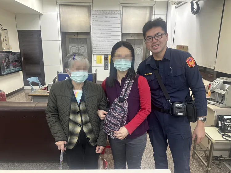 警員許哲豪協尋失蹤人口積極認真、績效卓著，幫助許多家庭團圓，榮獲警政署「全國失蹤人口查尋工作績優獎」的殊榮。 4、臺北市政府警察局長李西河頒獎給許員。警方提供