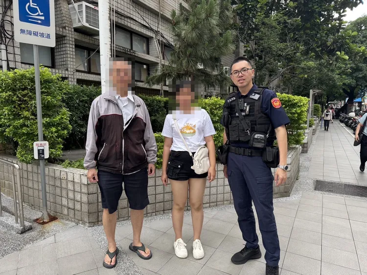 警員許哲豪協尋失蹤人口積極認真、績效卓著，幫助許多家庭團圓，榮獲警政署「全國失蹤人口查尋工作績優獎」的殊榮。 4、臺北市政府警察局長李西河頒獎給許員。警方提供