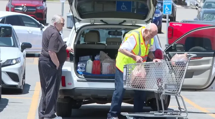 薩林在妻子過世後在超市打工5年多。翻攝FOX