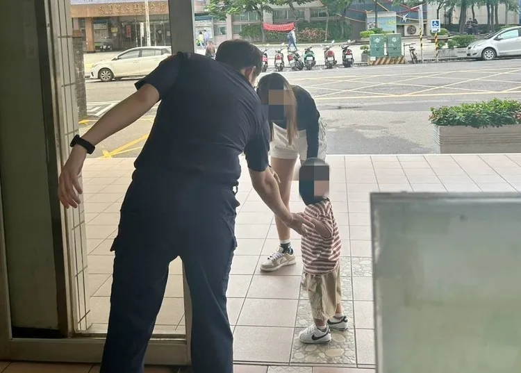 男童的母親到警所帶回兒子。大園警分局提供