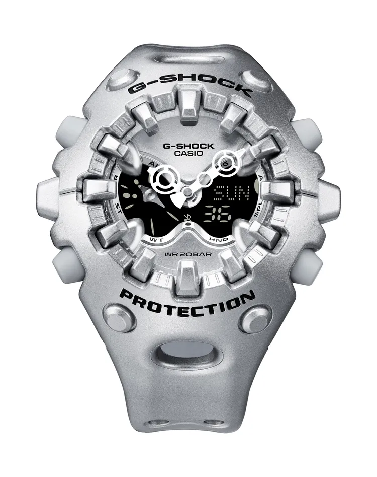 G-SHOCK GA-V01A-8A金屬銀，4800元。品牌提供