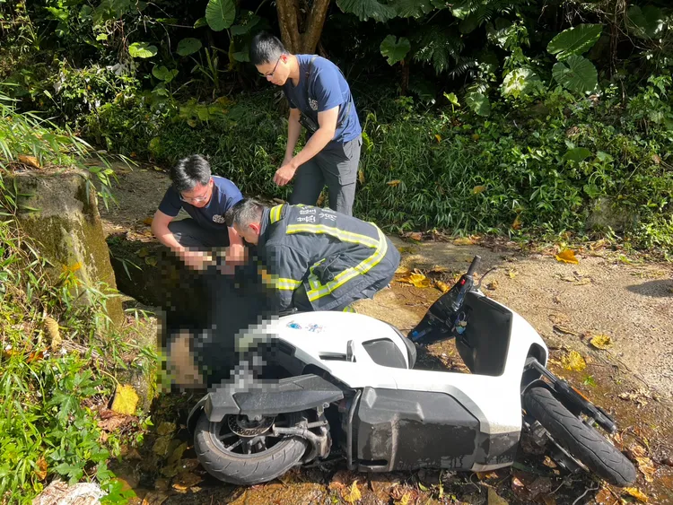 警消獲報後立刻派員前往現場，但經汐止國泰醫院搶救該名女騎士仍宣告不治。翻攝照片