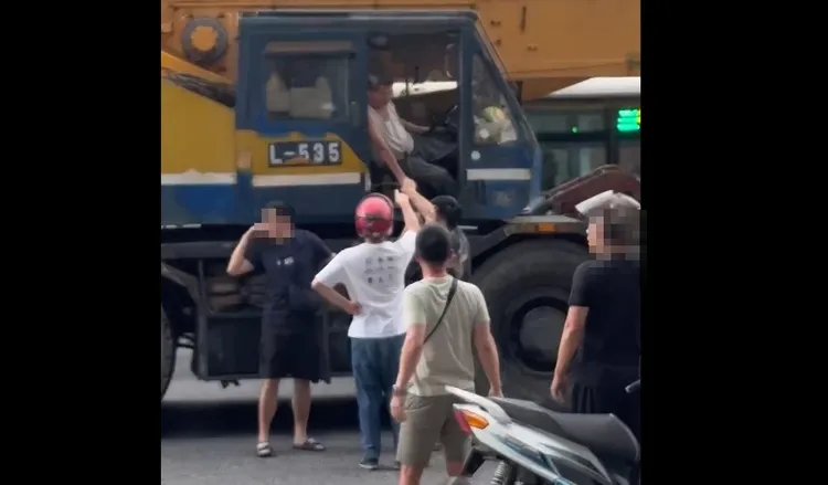 路人叫罵要賴男下車。翻攝自watchmaniac_ron