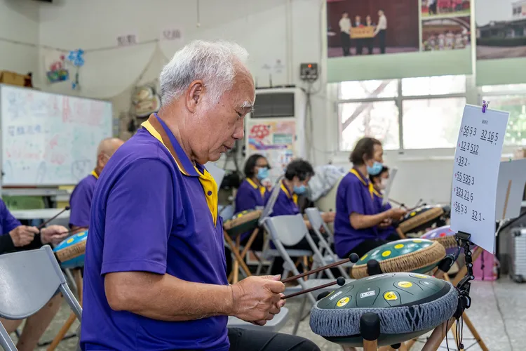 活動當天，社區長者特別準備了空靈鼓演奏迎接志工到來。信義房屋提供