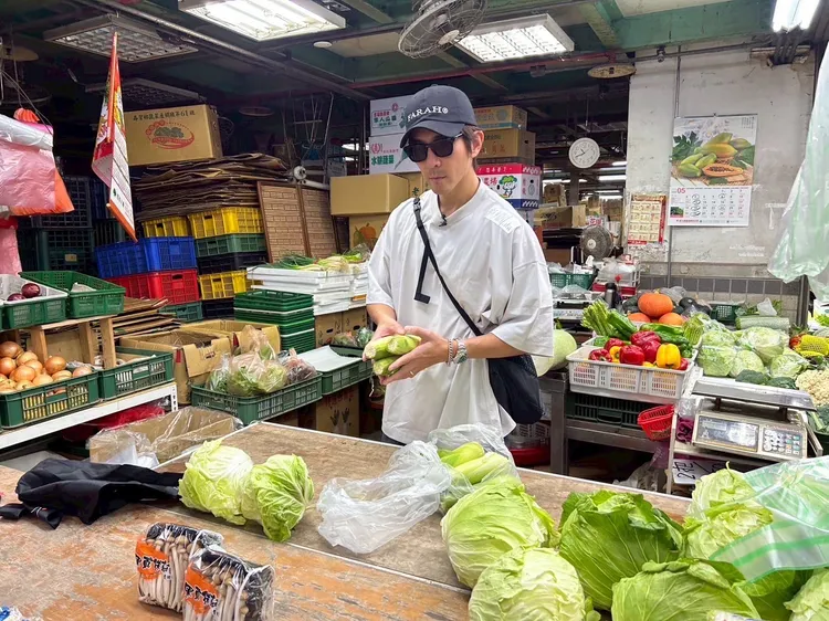 修杰楷逛市場，瞭若指掌。《修TIME》提供
