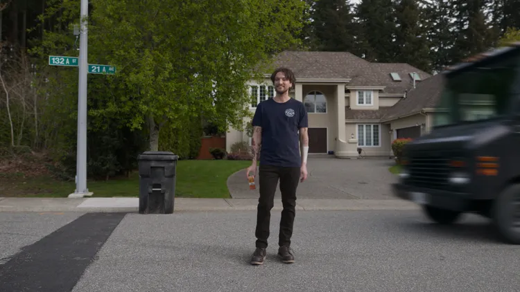 男子鼻環被吊扇鍊子勾住的場景令人頭皮發麻。CATCHPLAY提供