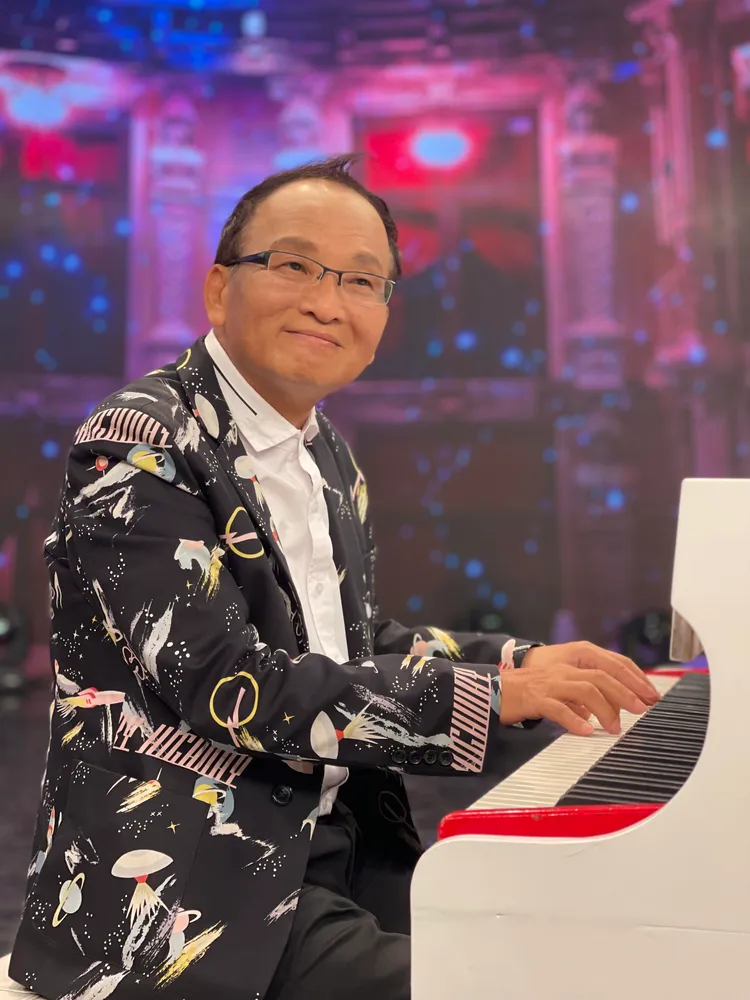 孔鏘一直是最強綠葉，懂得拿捏收放之間的尺度，是「天王御用伴奏」。萬星傳播提供