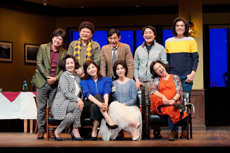 洪都拉斯（上排左起）、吳世偉、夏靖庭、湯志偉、凱爾，王琄（下排左起）、張玉嬿、葉全真、楊麗音。全民大劇團提供