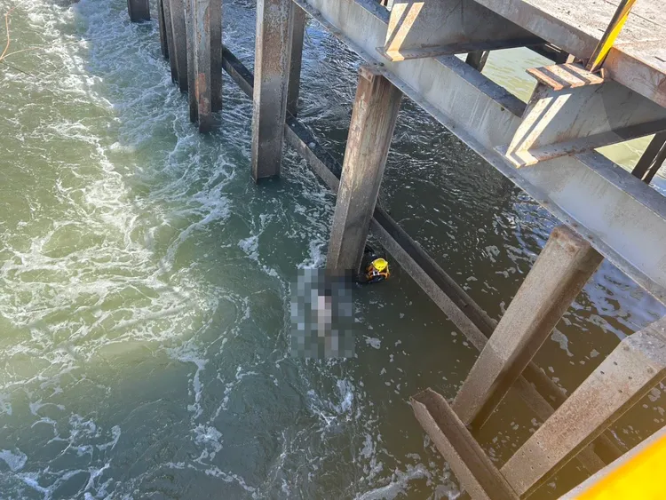 羅姓釣客流出涵管時已明顯死亡。民眾提供
