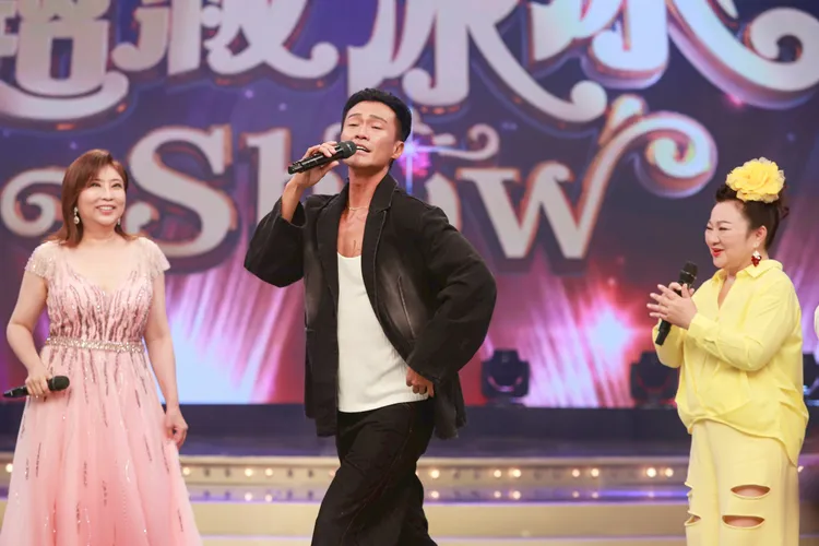 林俊（中）瘋癲模仿起陳小雲，白冰冰（右）大笑。民視提供