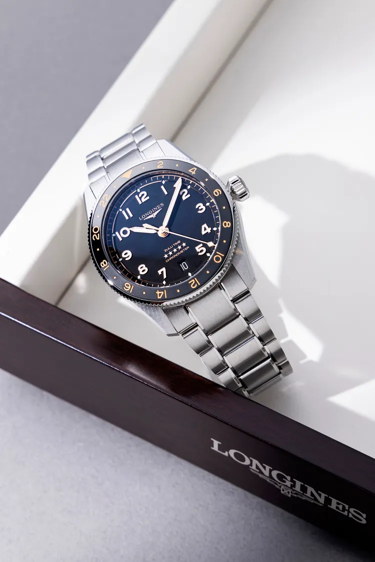 浪琴表SPIRIT ZULU TIME 1925 先行者系列世界時區100周年紀念不鏽鋼腕錶，39/42mm，不鏽鋼錶殼搭配雙色陶瓷嵌飾雙向旋轉錶殼，啞光黑色錶盤，不鏽鋼錶鍊，L844.4自動上鍊機芯，動力儲存72小時，防水深度100米，10萬6600元。品牌提供