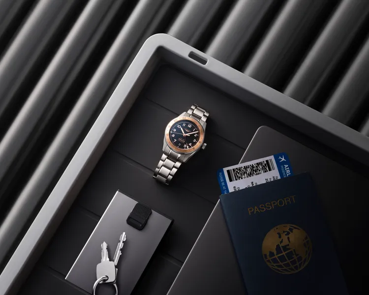 浪琴表SPIRIT ZULU TIME 1925 先行者系列世界時區100周年紀念不鏽鋼腕錶，39/42mm，不鏽鋼錶殼搭配雙色陶瓷嵌飾雙向旋轉錶殼，啞光黑色錶盤，不鏽鋼錶鍊，L844.4自動上鍊機芯，動力儲存72小時，防水深度100米，10萬6600元。品牌提供