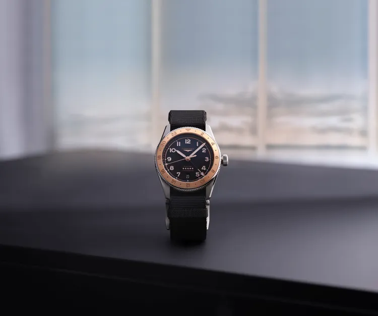 浪琴表SPIRIT ZULU TIME 1925 先行者系列世界時區100周年紀念不鏽鋼腕錶，39/42mm，不鏽鋼錶殼搭配雙色陶瓷嵌飾雙向旋轉錶殼，啞光黑色錶盤，不鏽鋼錶鍊，L844.4自動上鍊機芯，動力儲存72小時，防水深度100米，10萬6600元。品牌提供