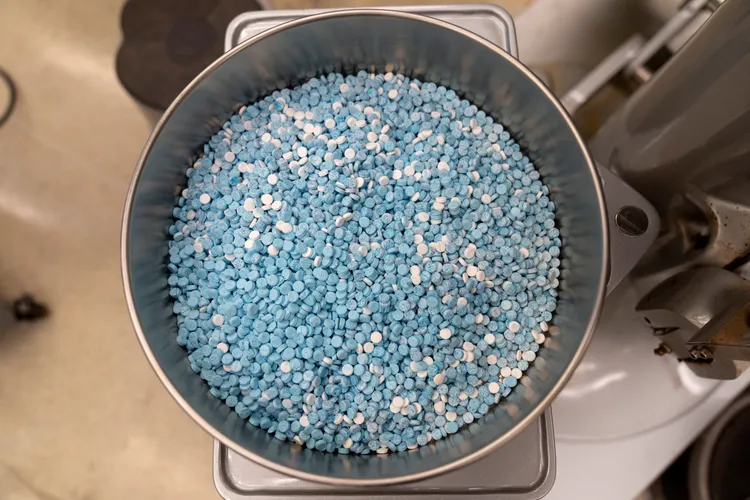 美國緝毒單位查獲的巨量芬太尼。美聯社
