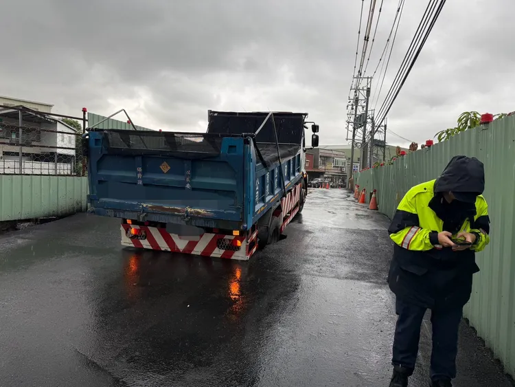 目前該處道路已經封閉，南市工務局正請廠商緊急修繕中，警方呼籲用路人改道。翻攝照片