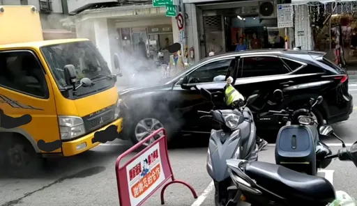 Lexus轎車正面「頂撞」工程車 目擊民眾懵了:比誰比較硬?