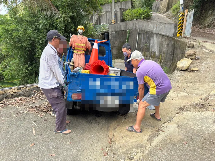 警方找來當地居民合力拉車，總算協助包商脫困。翻攝照片
