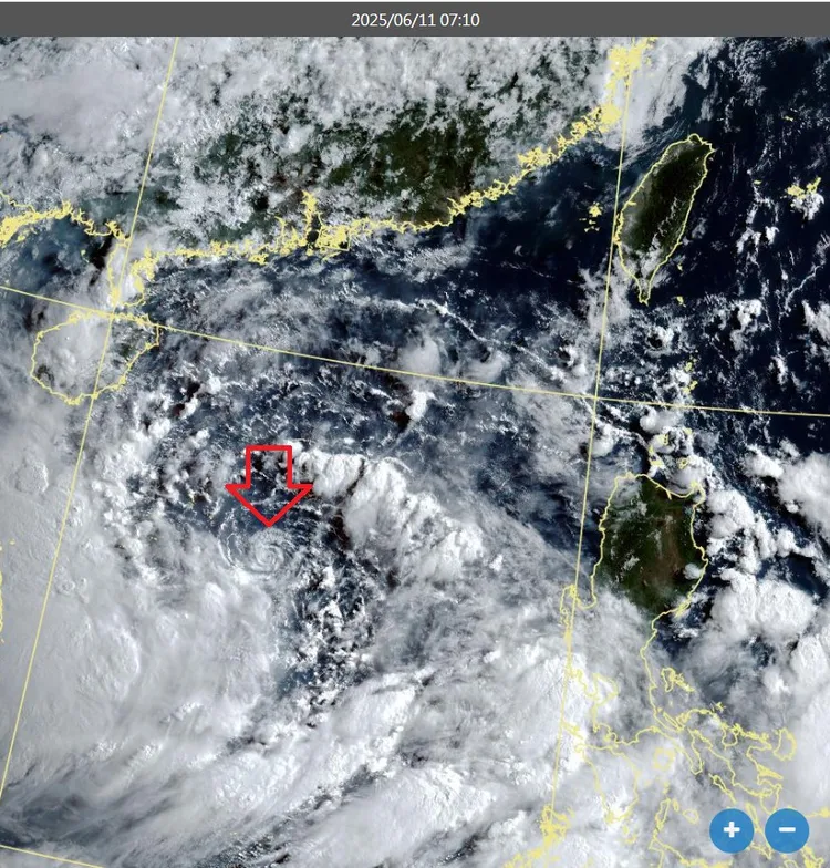 南海熱帶性低氣壓因垂直風切過強使高低層氣流分離。翻攝鄭明典臉書