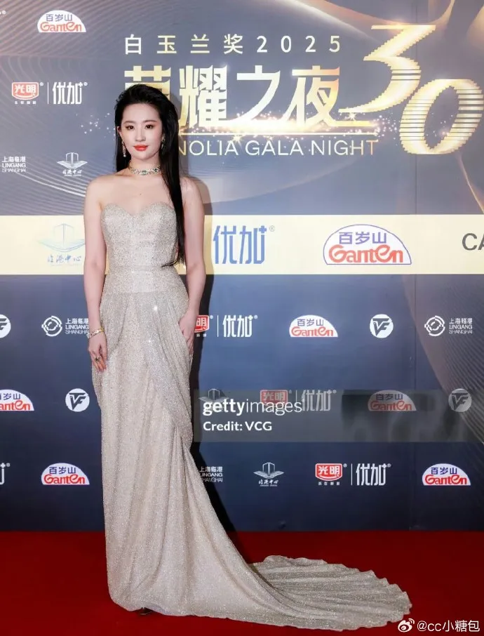 劉亦菲26日晚雖因撞期沒去LV活動，選擇出席上海白玉蘭獎提名者表彰大會，身為代言人穿的是LV訂製禮服。翻攝CC小糖包微博