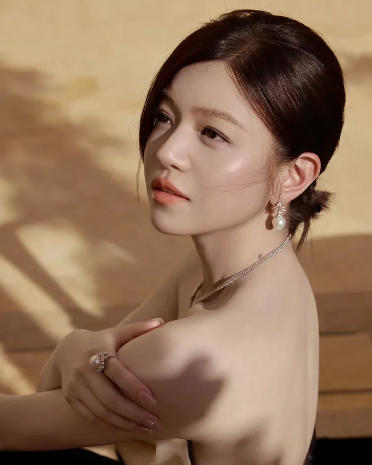 陳妍希小露香肩，美如天仙。摘自微博