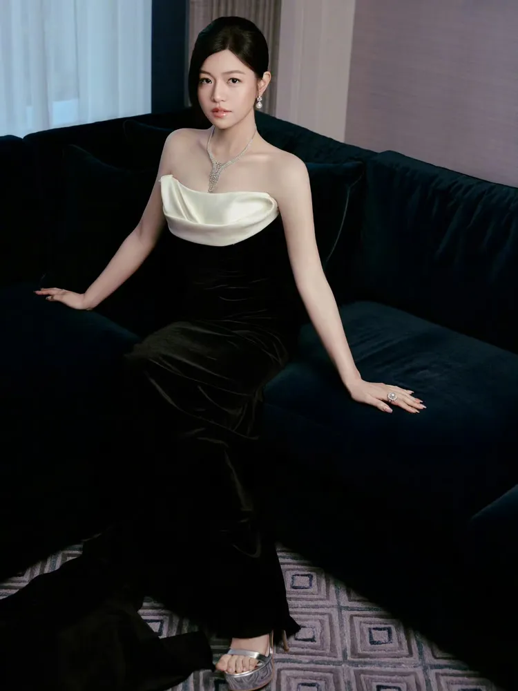 陳妍希一襲平口長禮服，美麗不失優雅。摘自微博