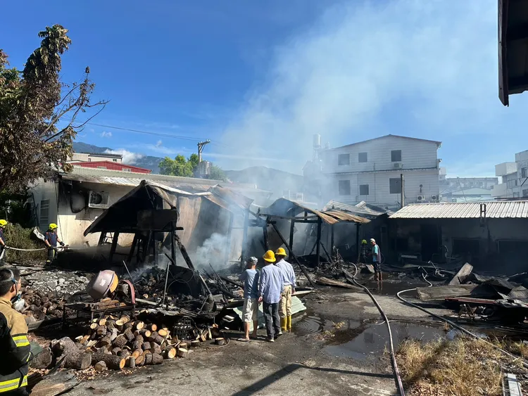 警消趕赴現場佈水線灌救，大火延燒20分鐘後被撲滅控制。民眾提供