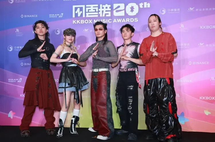 美秀集團主唱狗柏（中）之前列舉修齊（右）7大惡行。資料照片