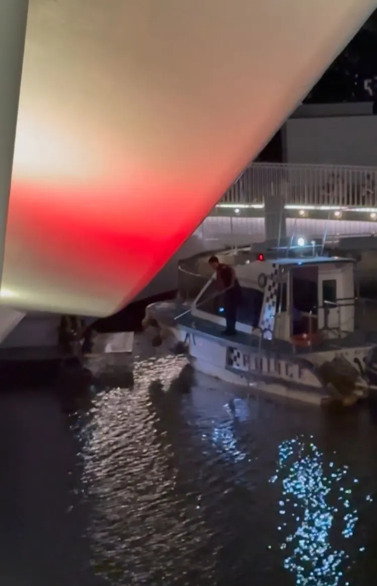 港警拉住鄭男。翻攝Threads