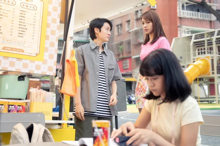 黃姵嘉（右後）和女兒（前）將有衝突。逆光電影提供