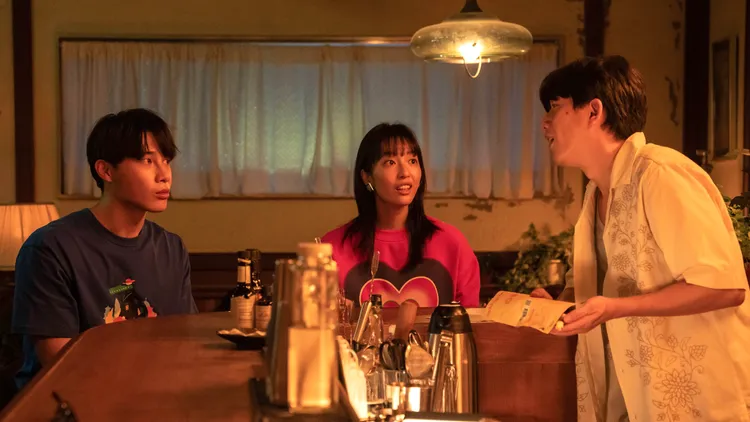 宋偉恩（左起）在王渝萱和陳家逵的「鼓勵目光」下，展開追愛行動。逆光電影提供