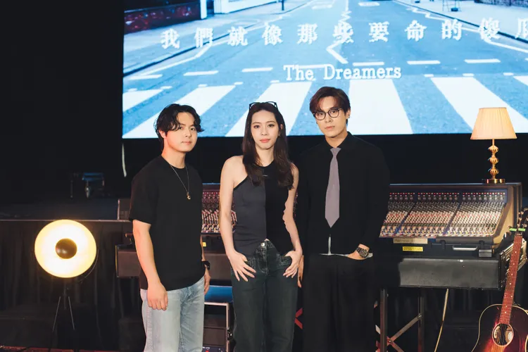 告五人為新專輯飛倫敦錄製，期間波折不斷。相信音樂提供