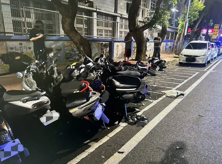 受波及的路旁停放車輛。中壢警分局提供