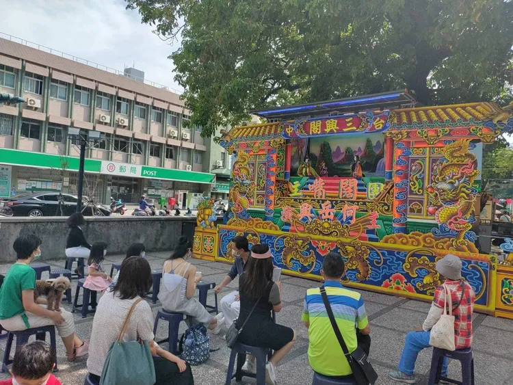 三興閣掌中劇團成立至今已56年，經常在各地廟宇表演。翻攝三興閣掌中劇團臉書