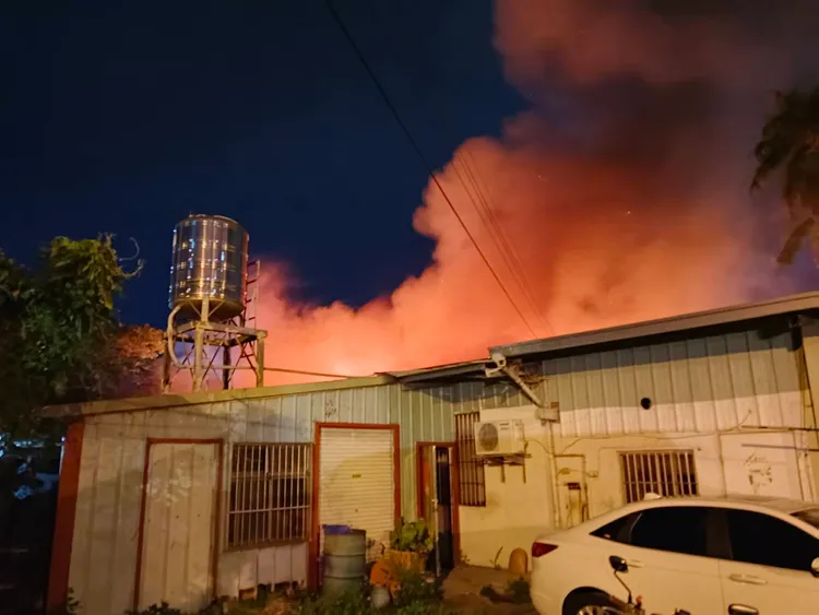 廠房內存上千具戲偶等道具，多數都被大火燒毀。民眾提供