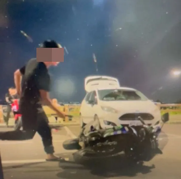 男子怒砸對方機車。翻攝threads