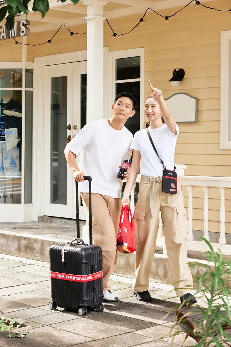 Coca-Cola ™同諧一起玩 旅行包組成為今夏出遊的吸睛亮點。業者提供