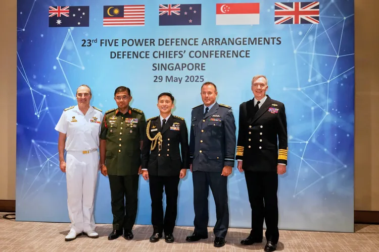 英國國防參謀長拉達金上將（右一）與參與「香格里拉對話」的各國將領合照。路透社