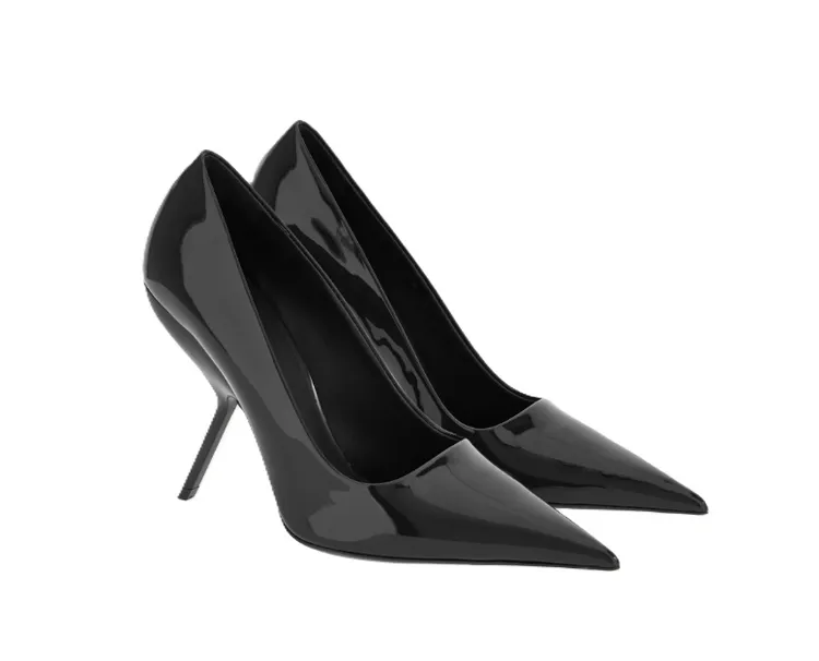 她所穿的Ferragamo FW23鞋款。品牌提供