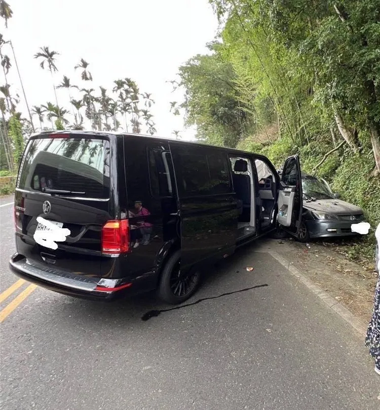 廂型車上載著高齡旅行團，肇事的潘男酒測值高達0.7毫克，現仍命危搶救中。翻攝照片