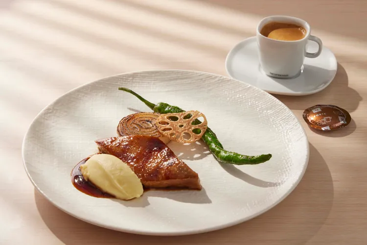 黑金醬燒咖啡雞腿排，選用義式經典系列—馥緹（Forte）搭配照燒醬汁。業者提供