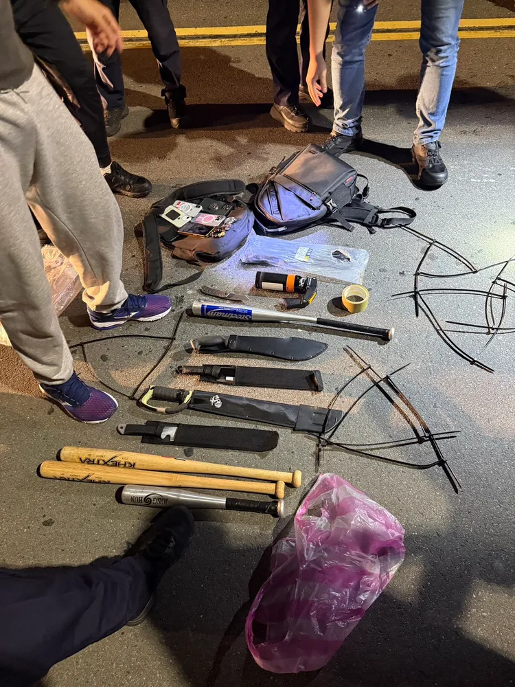 嫌犯車上起出球棒、刀械與束帶。翻攝畫面