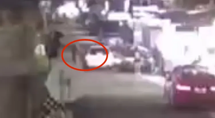 楊嫌夥同2名友人將廖男於路中間開車擄走。翻攝畫面